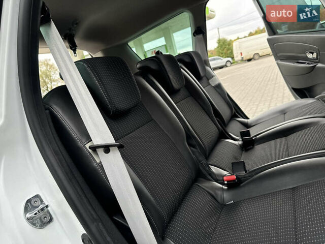 Белый Рено Гранд Сценик, объемом двигателя 1.6 л и пробегом 207 тыс. км за 9450 $, фото 110 на Automoto.ua