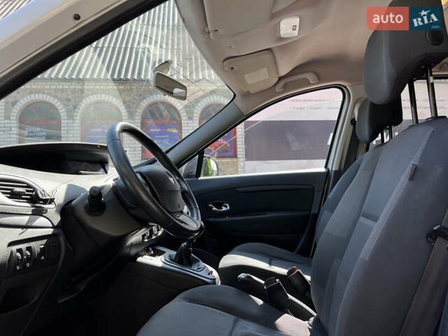 Білий Рено Гранд Сценік, об'ємом двигуна 1.5 л та пробігом 250 тис. км за 7500 $, фото 28 на Automoto.ua