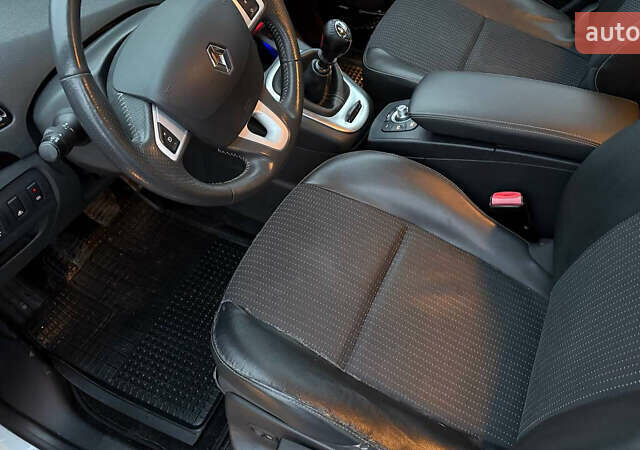 Белый Рено Гранд Сценик, объемом двигателя 1.6 л и пробегом 182 тыс. км за 9000 $, фото 16 на Automoto.ua