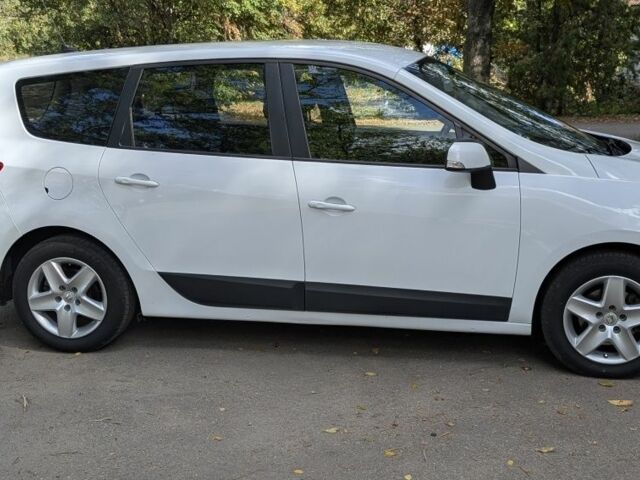 Белый Рено Гранд Сценик, объемом двигателя 1.5 л и пробегом 360 тыс. км за 8000 $, фото 1 на Automoto.ua