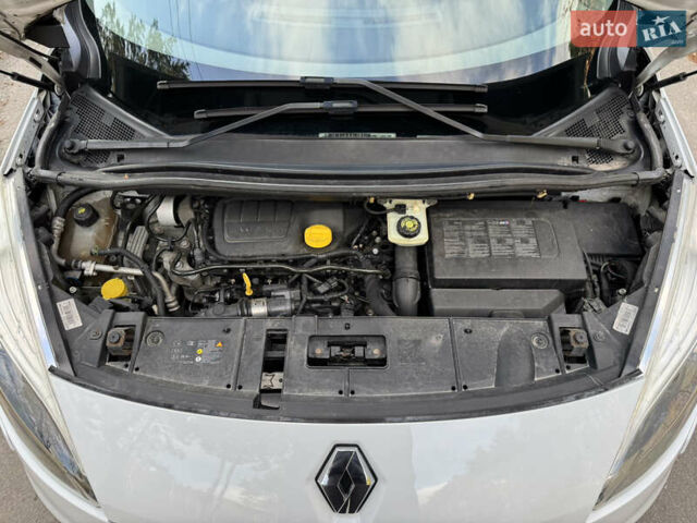 Белый Рено Гранд Сценик, объемом двигателя 1.6 л и пробегом 294 тыс. км за 8300 $, фото 30 на Automoto.ua