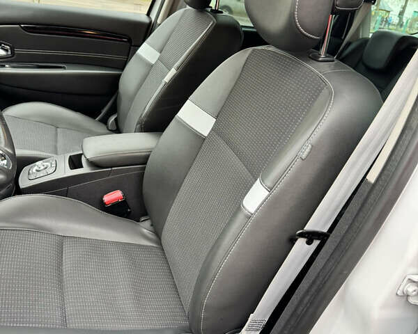 Белый Рено Гранд Сценик, объемом двигателя 1.6 л и пробегом 162 тыс. км за 10500 $, фото 47 на Automoto.ua