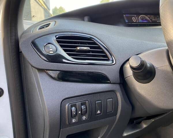 Белый Рено Гранд Сценик, объемом двигателя 1.5 л и пробегом 257 тыс. км за 9000 $, фото 11 на Automoto.ua