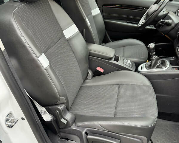 Белый Рено Гранд Сценик, объемом двигателя 1.6 л и пробегом 162 тыс. км за 10500 $, фото 70 на Automoto.ua