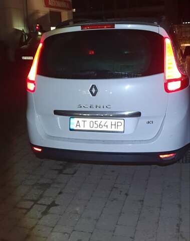 Білий Рено Гранд Сценік, об'ємом двигуна 1.6 л та пробігом 289 тис. км за 10000 $, фото 4 на Automoto.ua