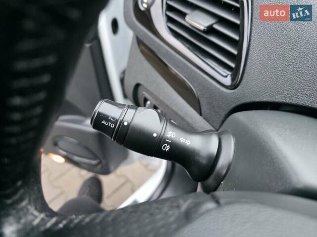 Белый Рено Гранд Сценик, объемом двигателя 1.6 л и пробегом 228 тыс. км за 8777 $, фото 62 на Automoto.ua