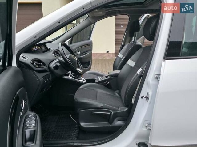 Белый Рено Гранд Сценик, объемом двигателя 1.6 л и пробегом 228 тыс. км за 8777 $, фото 49 на Automoto.ua