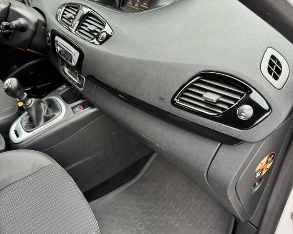 Белый Рено Гранд Сценик, объемом двигателя 1.6 л и пробегом 162 тыс. км за 10500 $, фото 72 на Automoto.ua