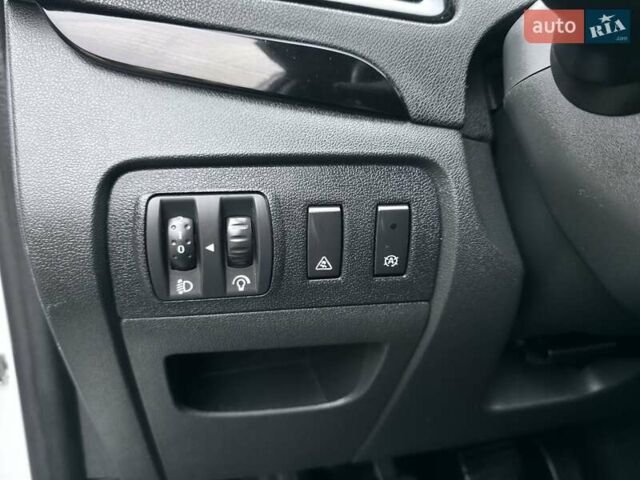 Белый Рено Гранд Сценик, объемом двигателя 1.6 л и пробегом 228 тыс. км за 8777 $, фото 55 на Automoto.ua