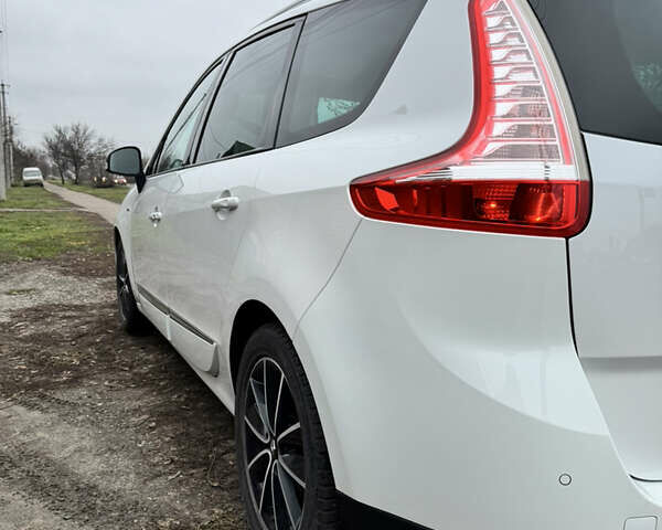 Белый Рено Гранд Сценик, объемом двигателя 1.6 л и пробегом 162 тыс. км за 10500 $, фото 17 на Automoto.ua