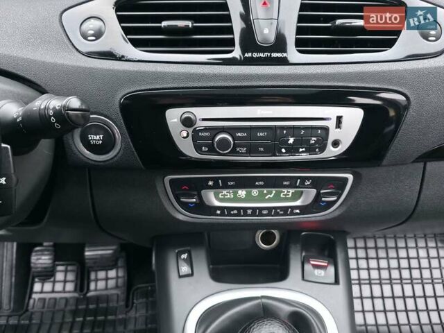 Белый Рено Гранд Сценик, объемом двигателя 1.6 л и пробегом 228 тыс. км за 8777 $, фото 59 на Automoto.ua