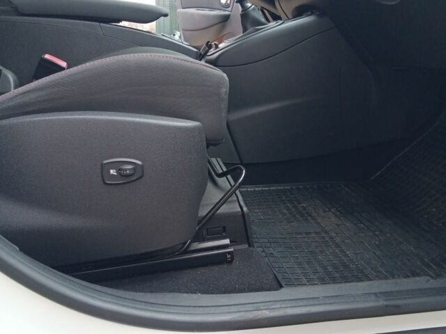 Белый Рено Гранд Сценик, объемом двигателя 1.5 л и пробегом 257 тыс. км за 9700 $, фото 5 на Automoto.ua