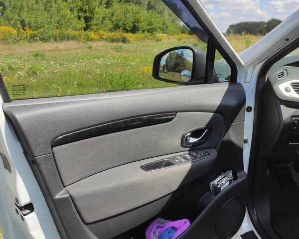 Белый Рено Гранд Сценик, объемом двигателя 1.5 л и пробегом 226 тыс. км за 8000 $, фото 25 на Automoto.ua
