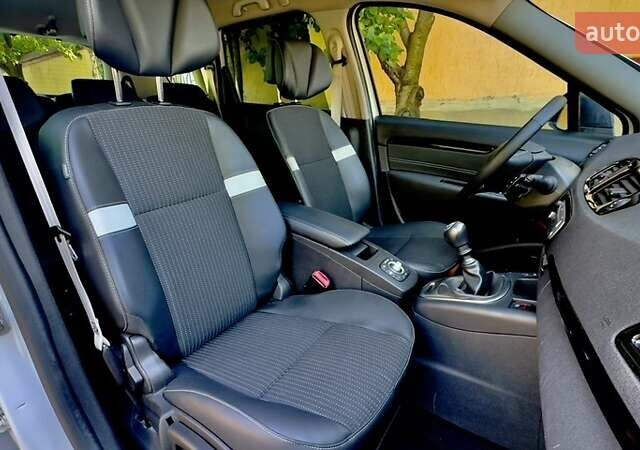 Білий Рено Гранд Сценік, об'ємом двигуна 1.2 л та пробігом 177 тис. км за 6999 $, фото 7 на Automoto.ua