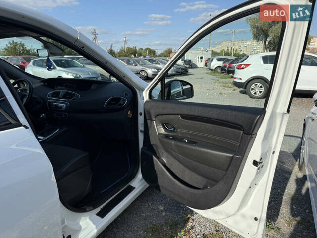 Белый Рено Гранд Сценик, объемом двигателя 1.6 л и пробегом 205 тыс. км за 9999 $, фото 27 на Automoto.ua