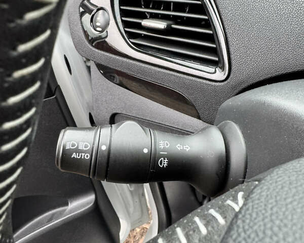 Белый Рено Гранд Сценик, объемом двигателя 1.6 л и пробегом 162 тыс. км за 10500 $, фото 41 на Automoto.ua