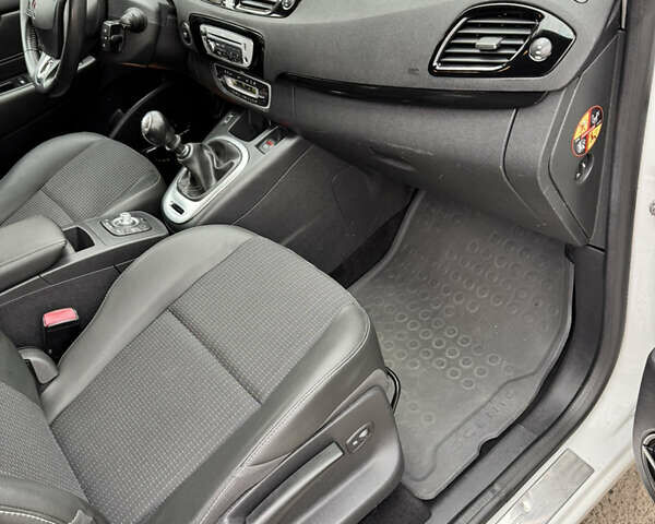 Белый Рено Гранд Сценик, объемом двигателя 1.6 л и пробегом 162 тыс. км за 10500 $, фото 69 на Automoto.ua