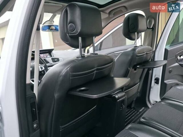 Белый Рено Гранд Сценик, объемом двигателя 1.6 л и пробегом 228 тыс. км за 8777 $, фото 39 на Automoto.ua