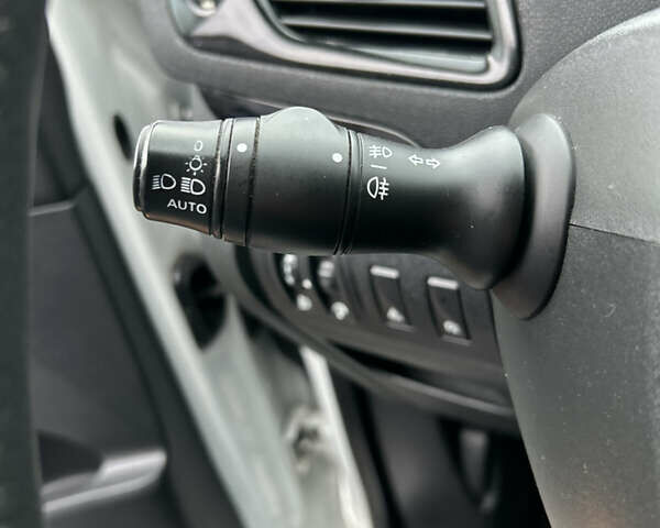 Белый Рено Гранд Сценик, объемом двигателя 1.5 л и пробегом 241 тыс. км за 9500 $, фото 29 на Automoto.ua