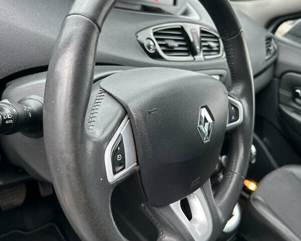 Белый Рено Гранд Сценик, объемом двигателя 1.5 л и пробегом 241 тыс. км за 9500 $, фото 22 на Automoto.ua