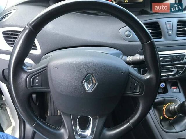 Белый Рено Гранд Сценик, объемом двигателя 1.5 л и пробегом 219 тыс. км за 9900 $, фото 2 на Automoto.ua