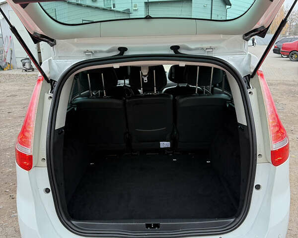 Белый Рено Гранд Сценик, объемом двигателя 1.6 л и пробегом 198 тыс. км за 10900 $, фото 46 на Automoto.ua