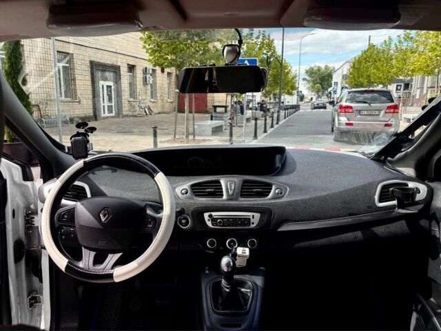 Белый Рено Гранд Сценик, объемом двигателя 1.5 л и пробегом 290 тыс. км за 7800 $, фото 7 на Automoto.ua