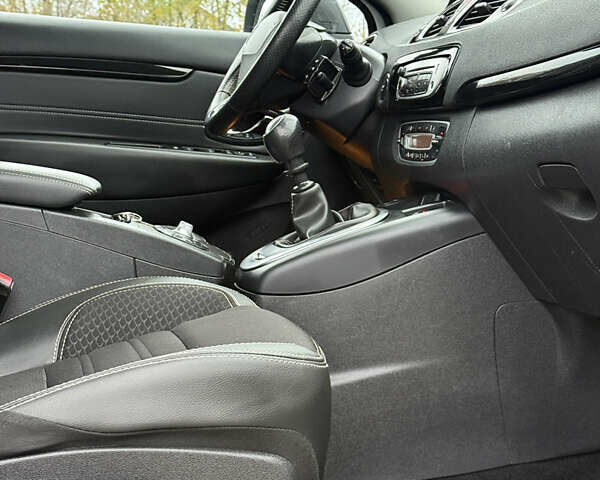 Белый Рено Гранд Сценик, объемом двигателя 1.6 л и пробегом 198 тыс. км за 10900 $, фото 39 на Automoto.ua