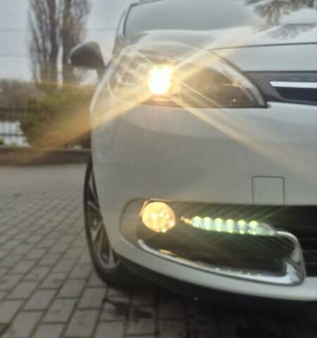 Белый Рено Гранд Сценик, объемом двигателя 1.6 л и пробегом 259 тыс. км за 9750 $, фото 10 на Automoto.ua