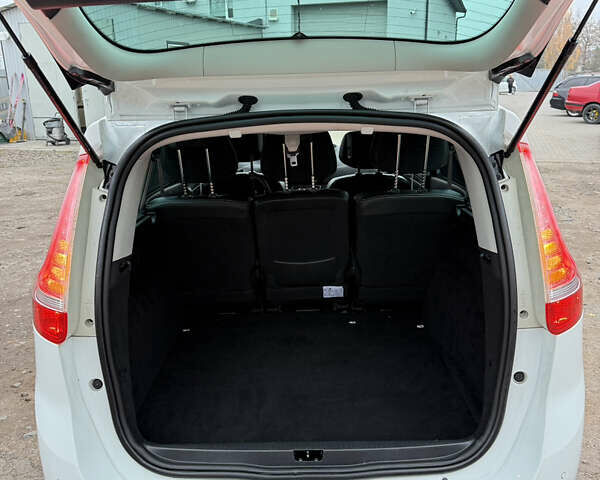 Белый Рено Гранд Сценик, объемом двигателя 1.6 л и пробегом 198 тыс. км за 10900 $, фото 47 на Automoto.ua