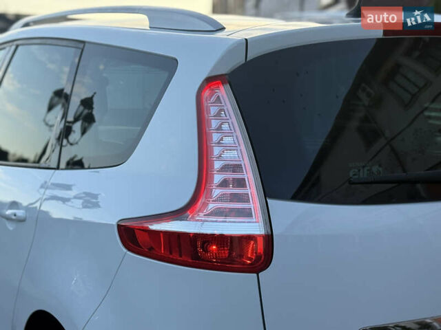 Білий Рено Гранд Сценік, об'ємом двигуна 1.6 л та пробігом 179 тис. км за 10950 $, фото 39 на Automoto.ua