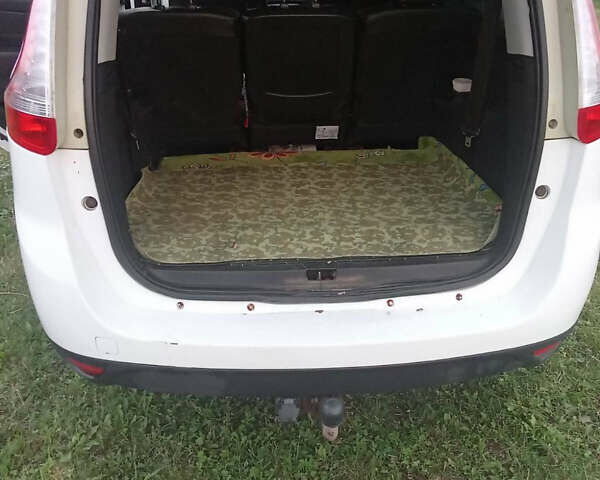 Білий Рено Гранд Сценік, об'ємом двигуна 1.5 л та пробігом 250 тис. км за 8000 $, фото 7 на Automoto.ua