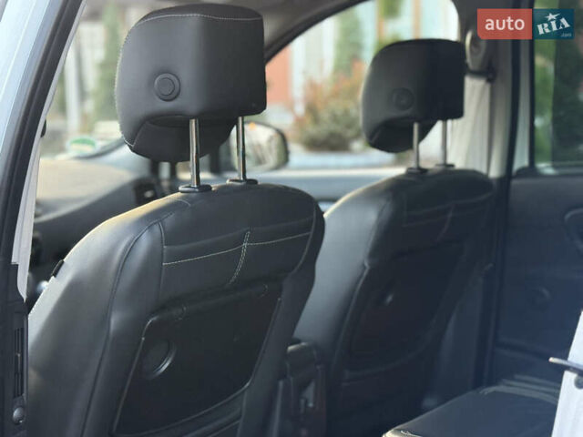 Білий Рено Гранд Сценік, об'ємом двигуна 1.6 л та пробігом 179 тис. км за 10950 $, фото 42 на Automoto.ua