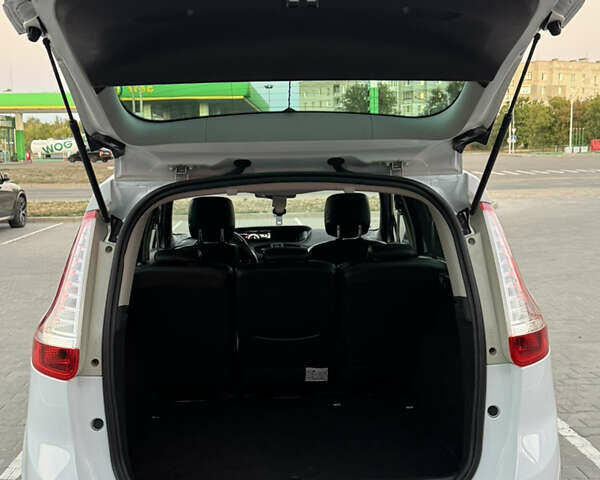 Белый Рено Гранд Сценик, объемом двигателя 2 л и пробегом 274 тыс. км за 11550 $, фото 15 на Automoto.ua