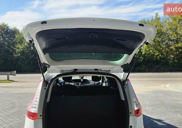 Білий Рено Гранд Сценік, об'ємом двигуна 1.5 л та пробігом 211 тис. км за 9950 $, фото 31 на Automoto.ua