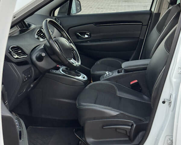 Белый Рено Гранд Сценик, объемом двигателя 2 л и пробегом 274 тыс. км за 11550 $, фото 8 на Automoto.ua