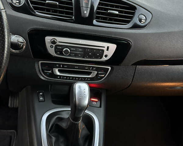 Белый Рено Гранд Сценик, объемом двигателя 2 л и пробегом 274 тыс. км за 11550 $, фото 11 на Automoto.ua