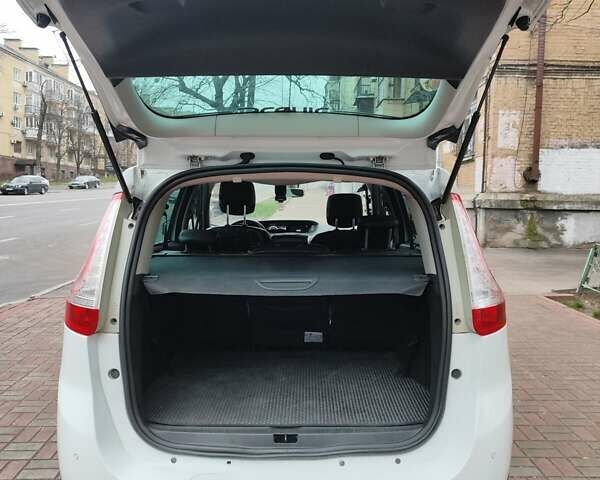 Білий Рено Гранд Сценік, об'ємом двигуна 1.6 л та пробігом 270 тис. км за 9200 $, фото 18 на Automoto.ua