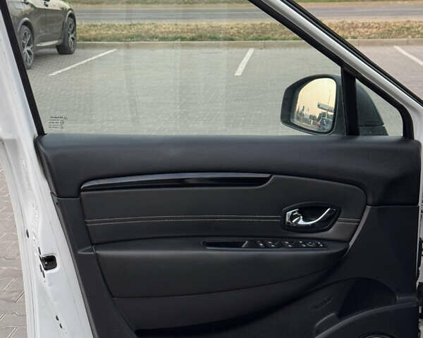 Белый Рено Гранд Сценик, объемом двигателя 2 л и пробегом 274 тыс. км за 11550 $, фото 7 на Automoto.ua