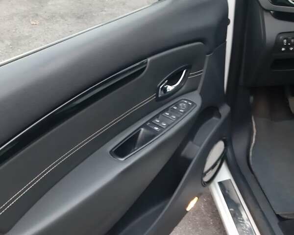 Белый Рено Гранд Сценик, объемом двигателя 1.5 л и пробегом 260 тыс. км за 11500 $, фото 31 на Automoto.ua