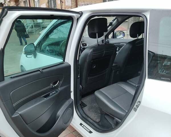 Білий Рено Гранд Сценік, об'ємом двигуна 1.6 л та пробігом 270 тис. км за 9200 $, фото 9 на Automoto.ua