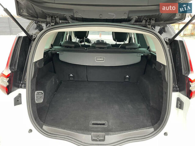 Белый Рено Гранд Сценик, объемом двигателя 1.6 л и пробегом 216 тыс. км за 16000 $, фото 34 на Automoto.ua