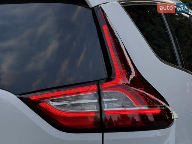 Белый Рено Гранд Сценик, объемом двигателя 1.6 л и пробегом 218 тыс. км за 15300 $, фото 19 на Automoto.ua