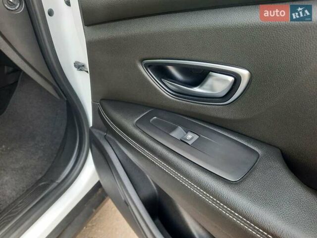 Белый Рено Гранд Сценик, объемом двигателя 1.5 л и пробегом 211 тыс. км за 14800 $, фото 114 на Automoto.ua