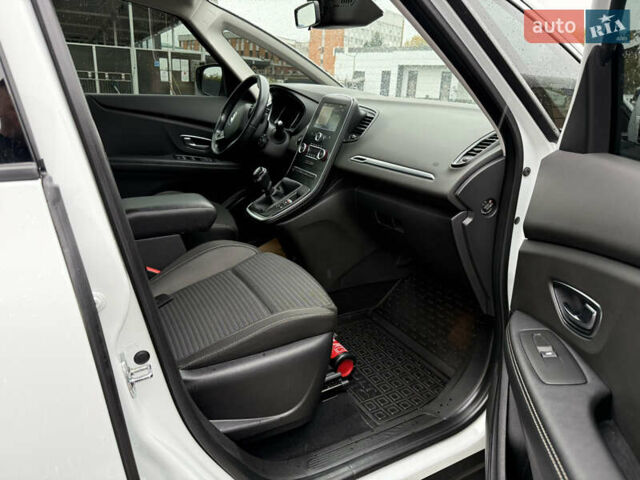 Белый Рено Гранд Сценик, объемом двигателя 1.5 л и пробегом 210 тыс. км за 16400 $, фото 5 на Automoto.ua