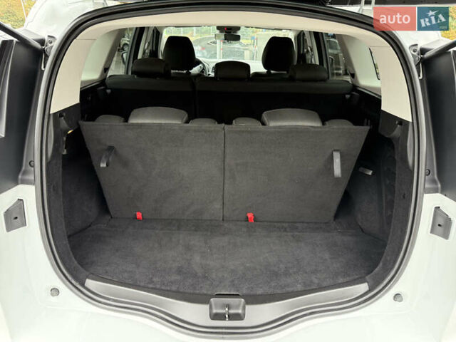 Белый Рено Гранд Сценик, объемом двигателя 1.5 л и пробегом 210 тыс. км за 16400 $, фото 13 на Automoto.ua