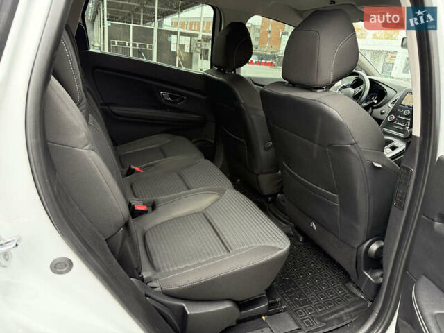 Белый Рено Гранд Сценик, объемом двигателя 1.5 л и пробегом 210 тыс. км за 16400 $, фото 6 на Automoto.ua