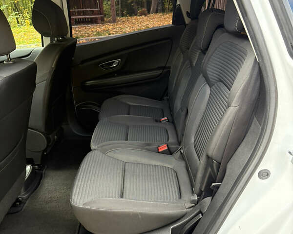 Белый Рено Гранд Сценик, объемом двигателя 1.7 л и пробегом 199 тыс. км за 15600 $, фото 50 на Automoto.ua