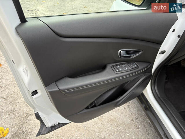 Белый Рено Гранд Сценик, объемом двигателя 1.7 л и пробегом 199 тыс. км за 15600 $, фото 29 на Automoto.ua