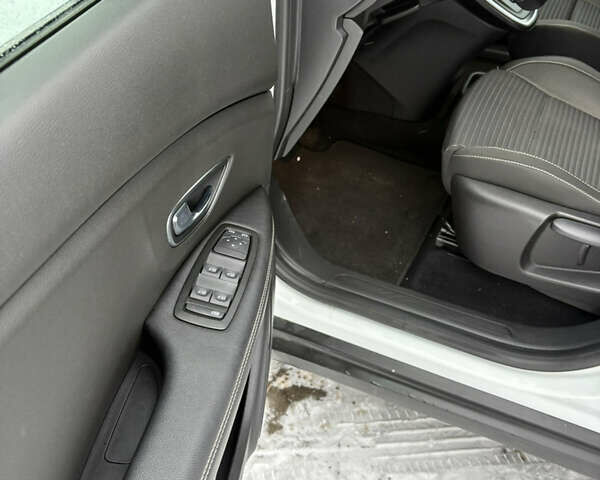 Белый Рено Гранд Сценик, объемом двигателя 1.7 л и пробегом 199 тыс. км за 15600 $, фото 36 на Automoto.ua